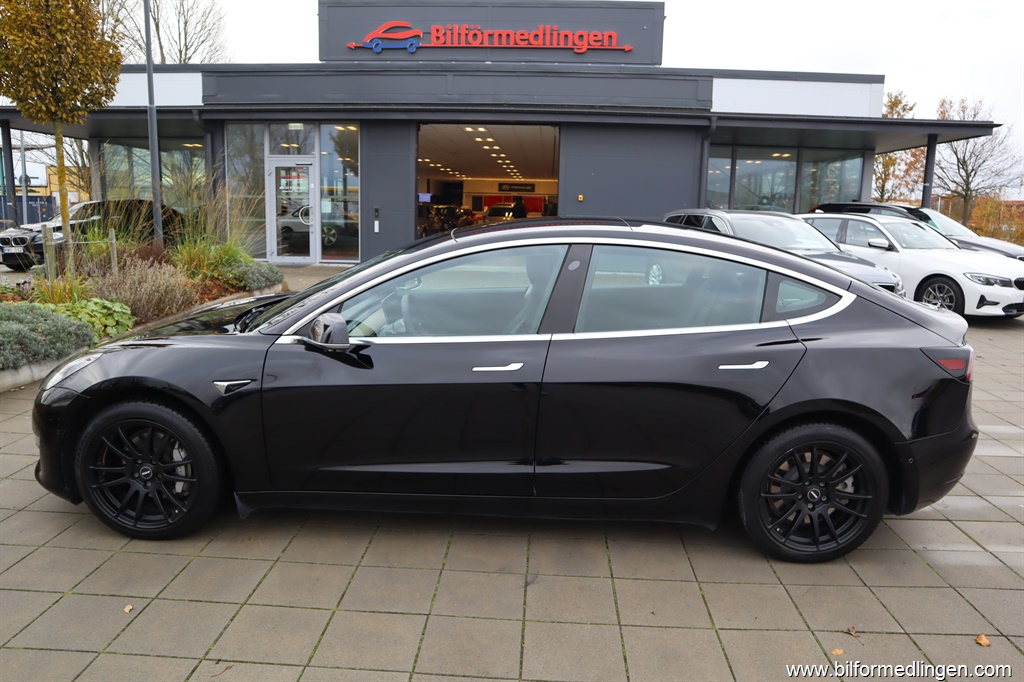 Bild 1 på Tesla Model 3)