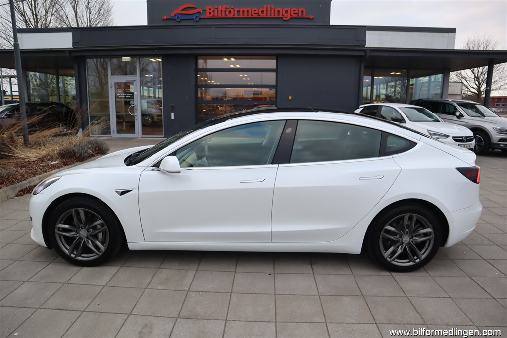 Bild 1 på Tesla Model 3)