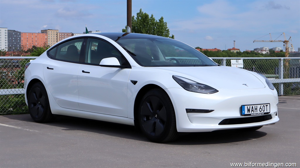 Bild 1 på Tesla Model 3)