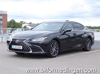 Lexus ES 300h 218hk Moms Taklucka Kamera