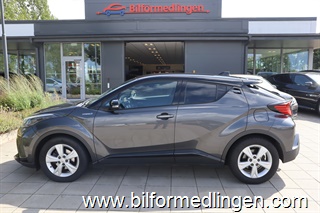 Toyota C-HR 2.0 SFI HSD 4x2 HEV B 184hk Dragkrok Rattvärme BT musik/Tele Toyota C-HR 2.0 SFI HSD 4x2 HEV B 184hk Dragkrok Rattvärme BT musik/Tele